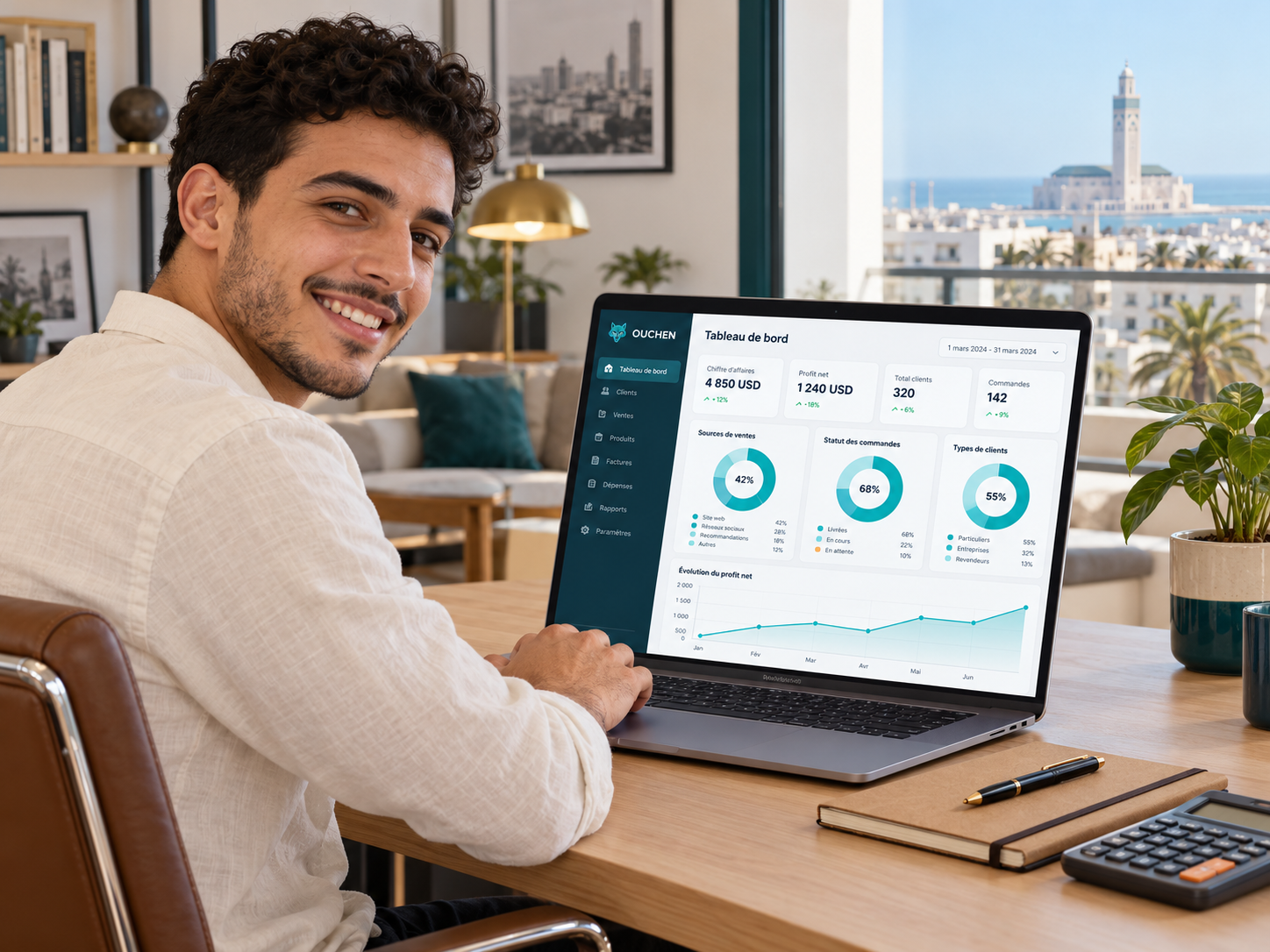 Illustration d’un jeune entrepreneur marocain satisfait devant Ouchen CRM sur son Mac, cahier et stylo rangés sur le côté